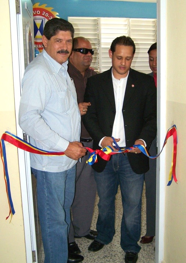 Corte de cinta en inauguración de la Ludoteca especial Activo 20-30